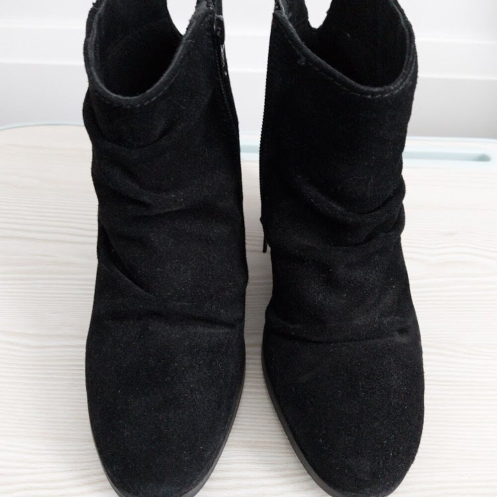Woman Brand New Suede Boots